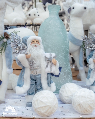 Père Noël bleu et blanc avec décorations de Noël enneigées.
